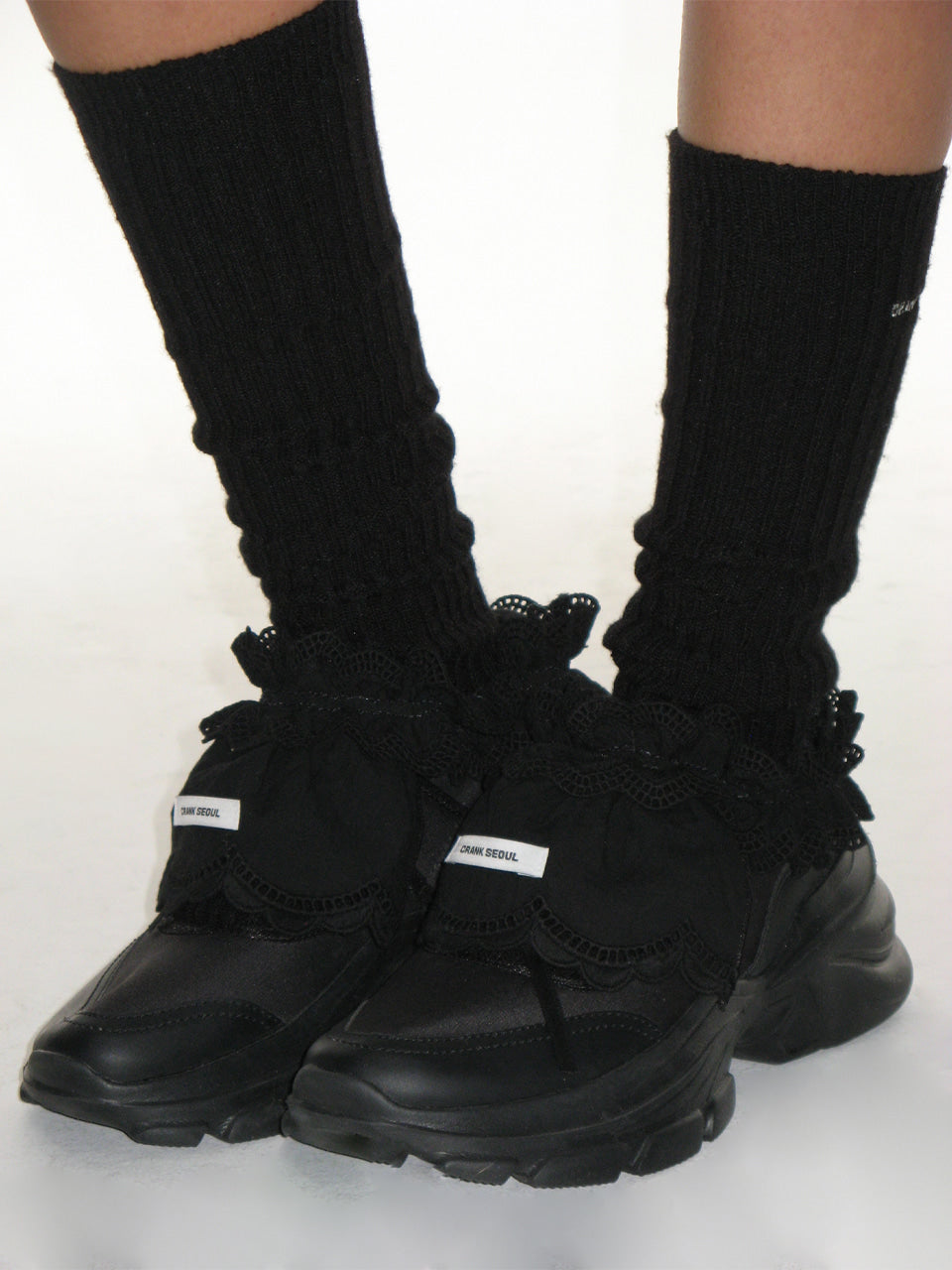 crank-COTTON FRILL SHOE COVER_ (WHITE / BLACK )