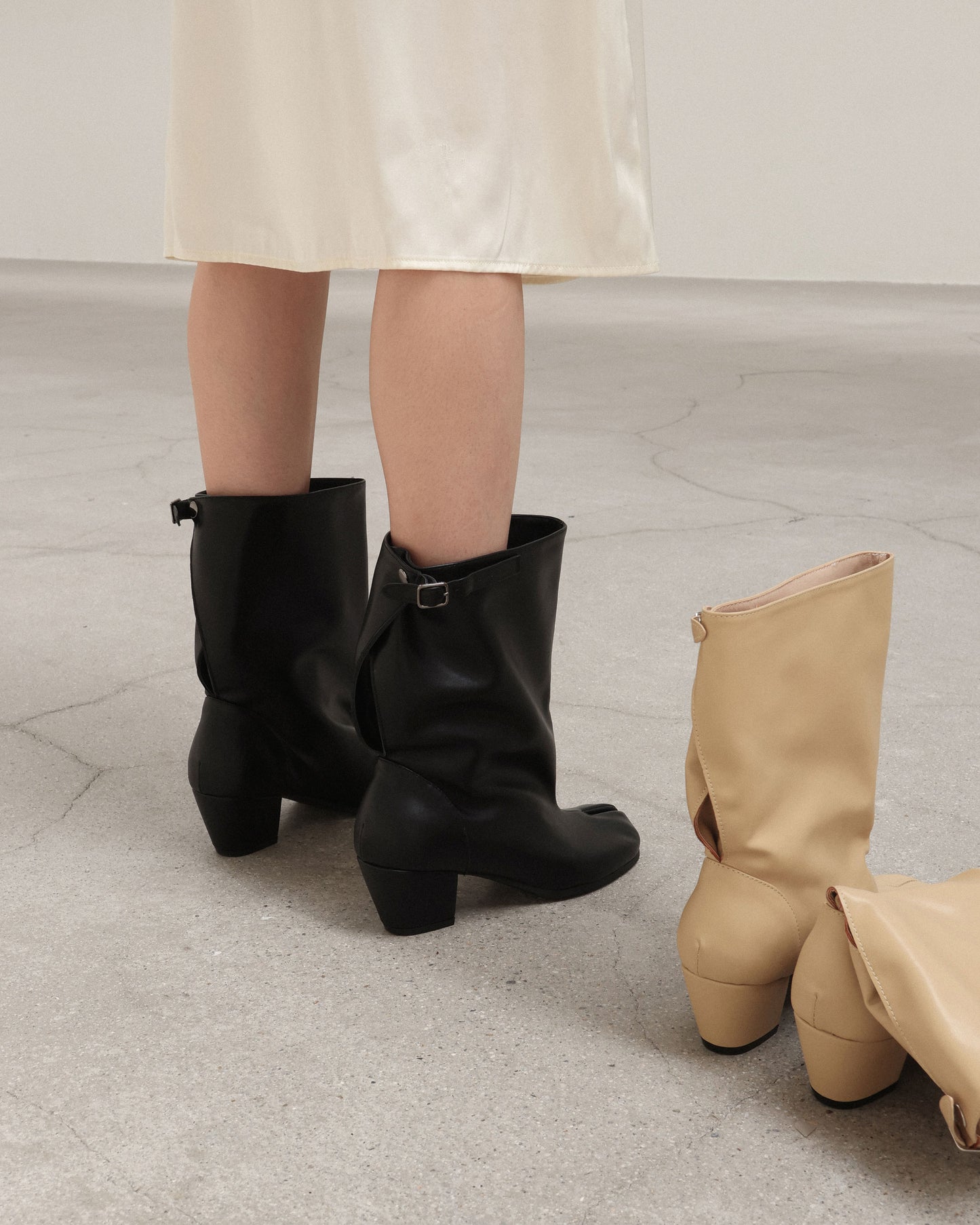 PAES - Wide Buckle Tabi Boots / Black