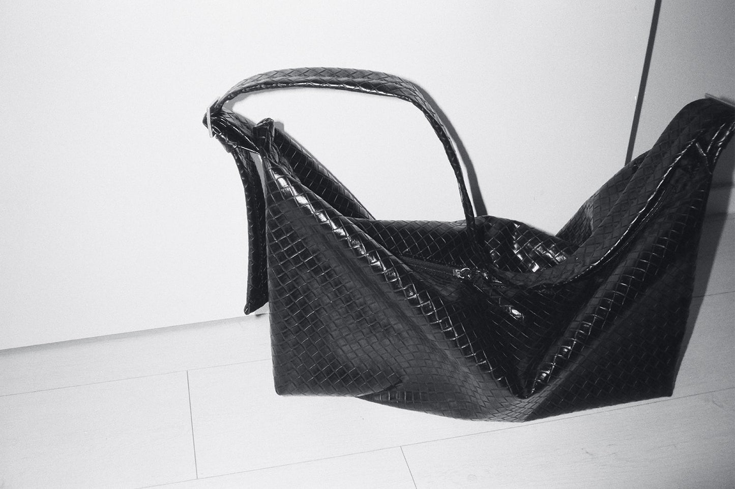 yahnsisi - Textured Large Boat Bag - Black