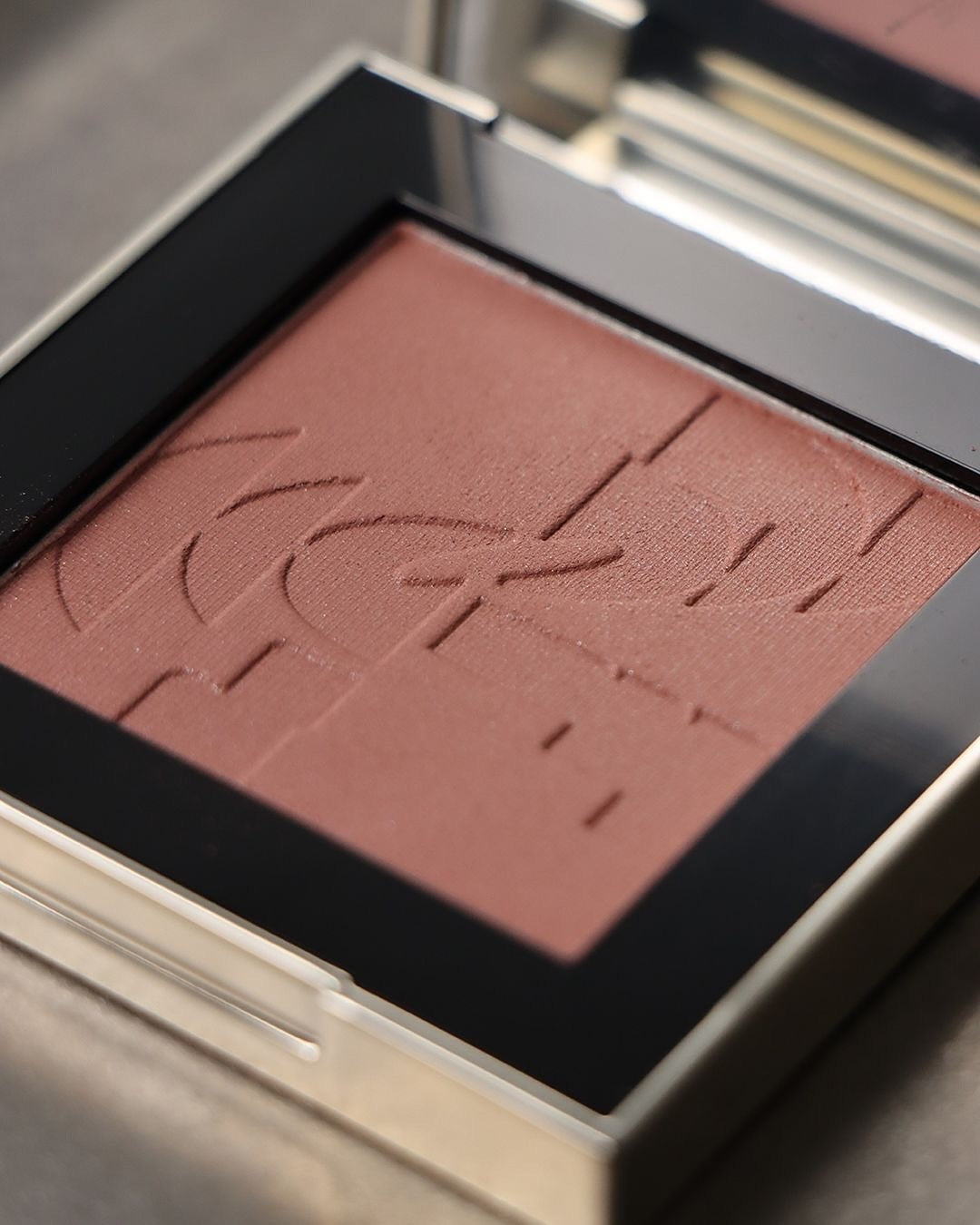TWO SLASH FOUR - All over face blush