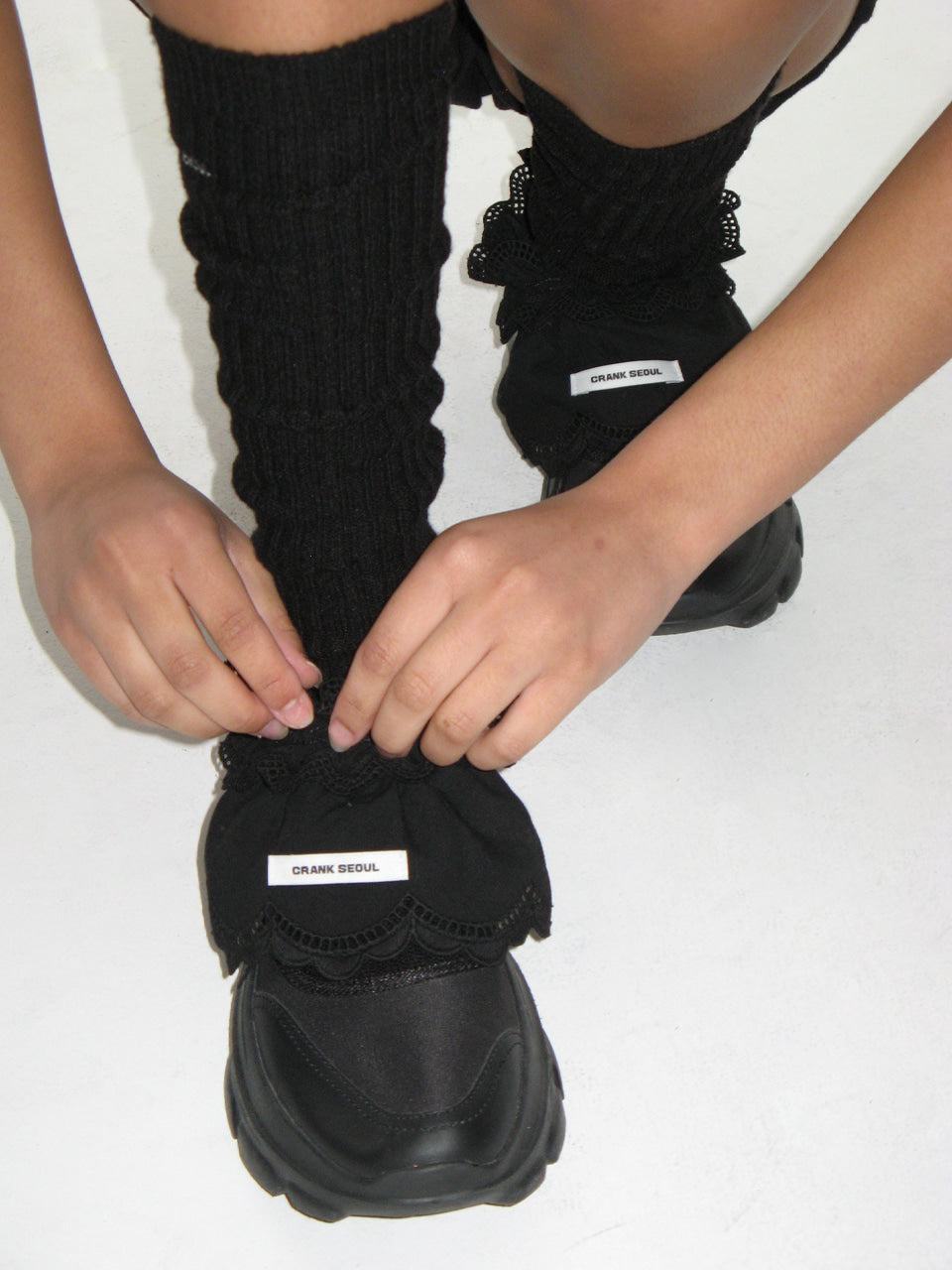 crank-COTTON FRILL SHOE COVER_ (WHITE / BLACK )