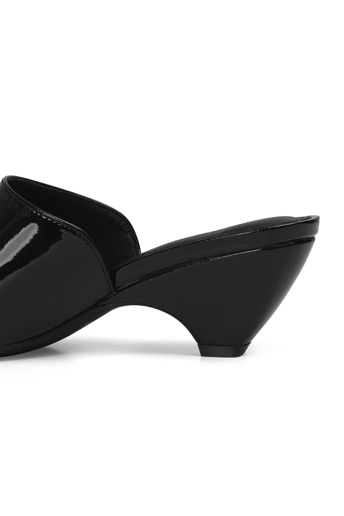 Deinet - ENAMEL SLIPPERS IN BLACK