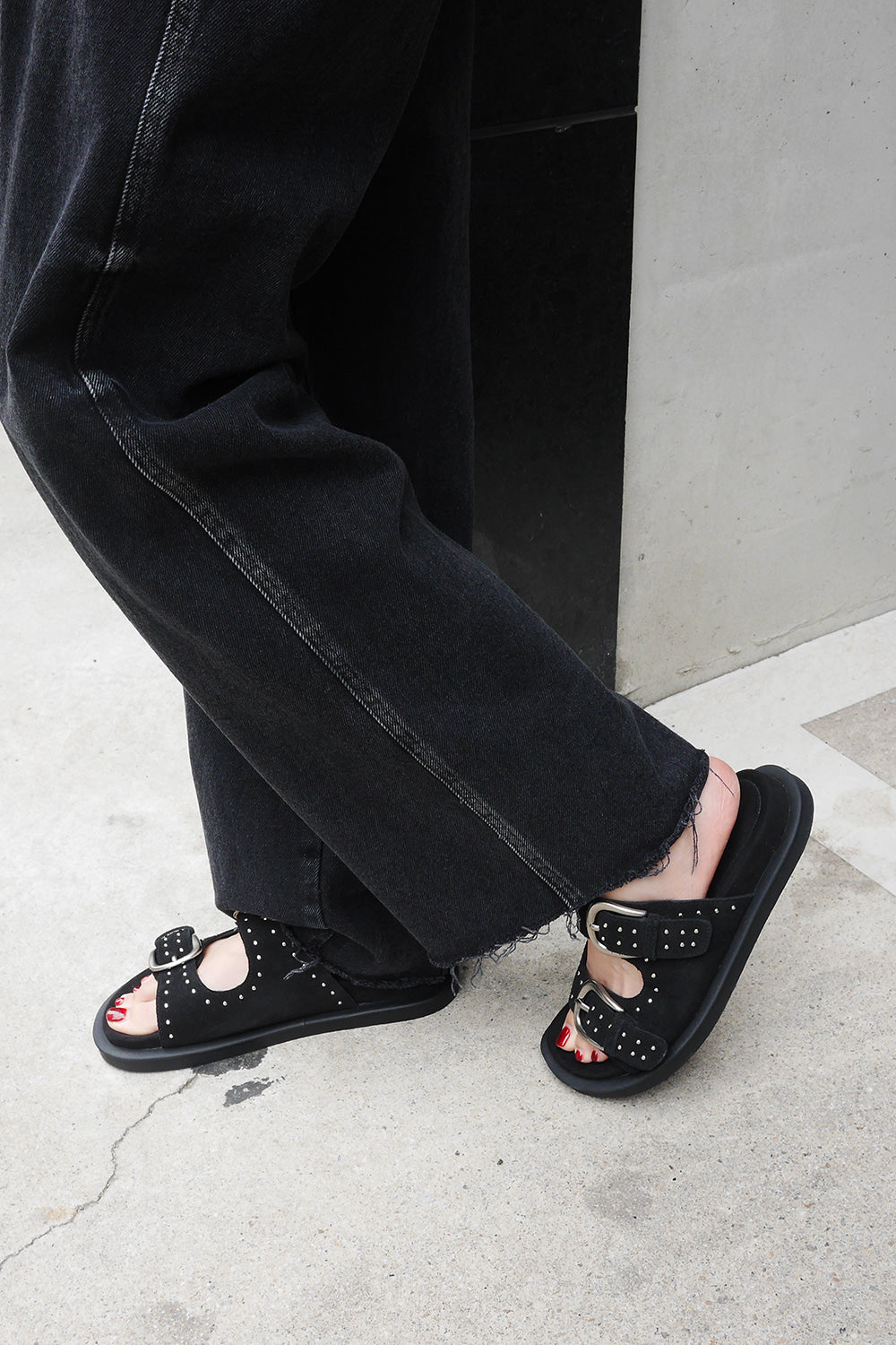 khiho - DUOLY BUCKLE SLIDE / BLACK