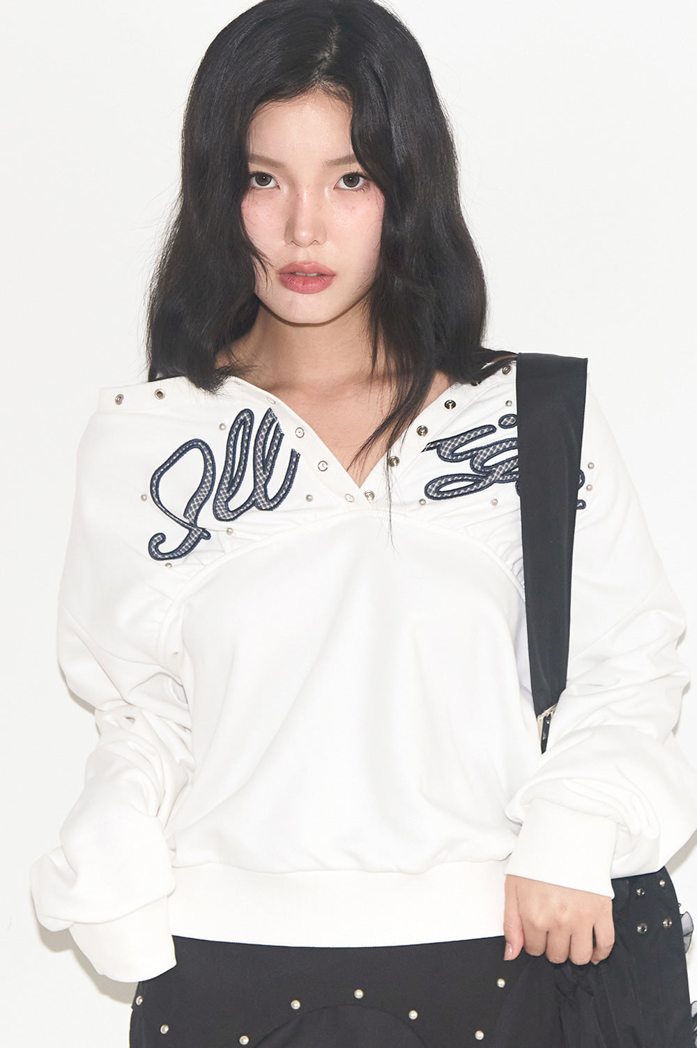 illigo - [Pre-order delivery on 10/02] Button eyelet off-shoulder man-to-man White