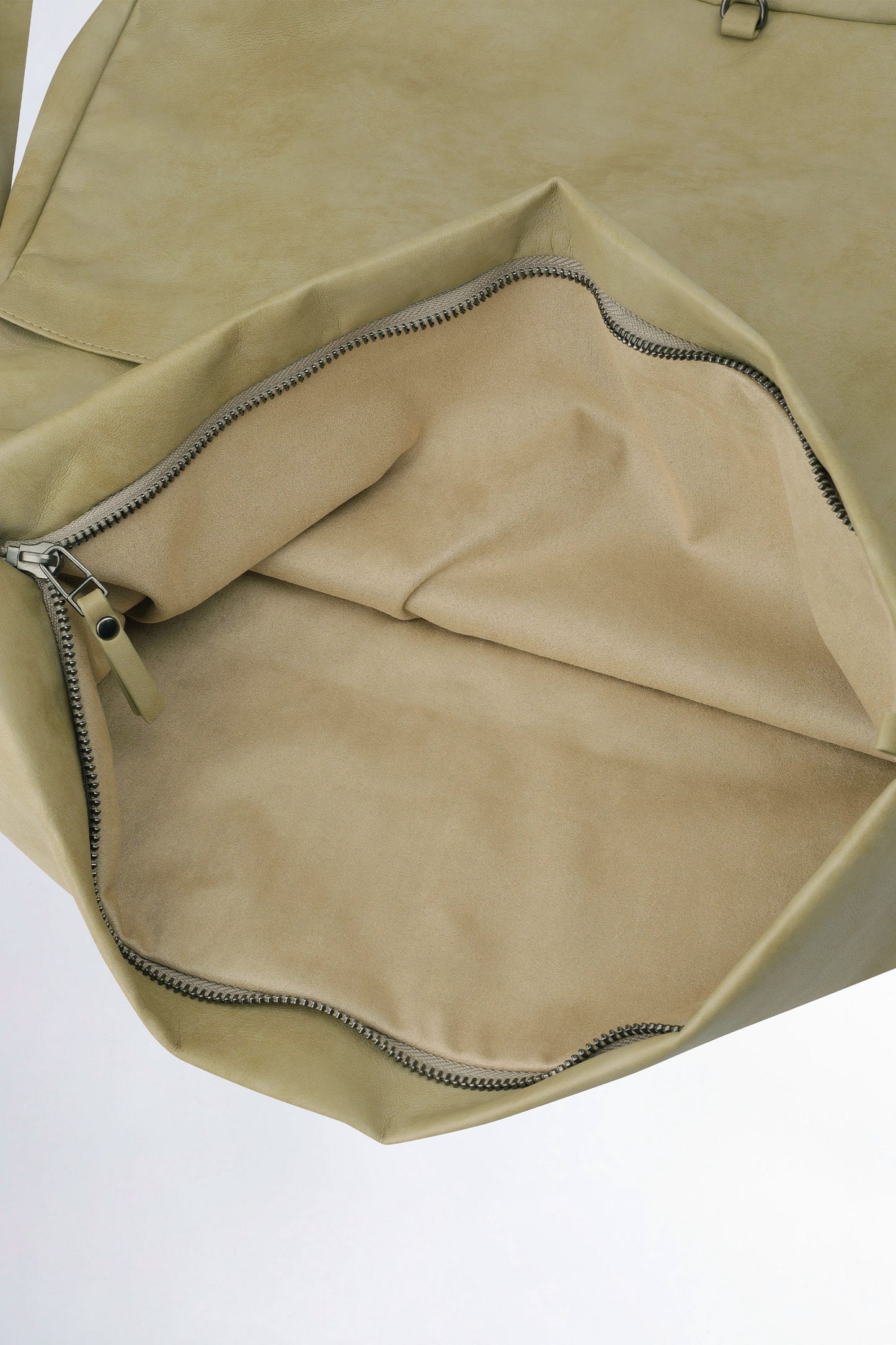 [𝐎𝐍 𝐒𝐀𝐋𝐄 !] Folded Slouchy Bag Dirty Green