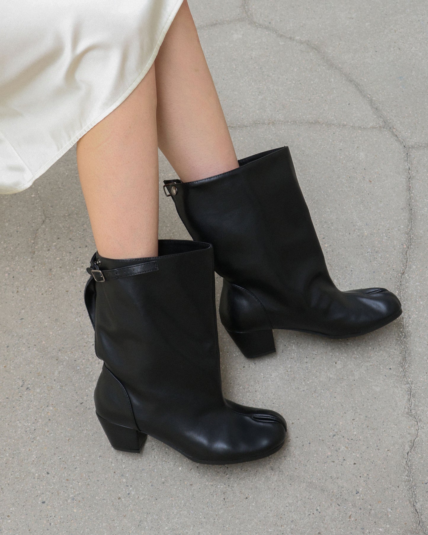 PAES - Wide Buckle Tabi Boots / Black