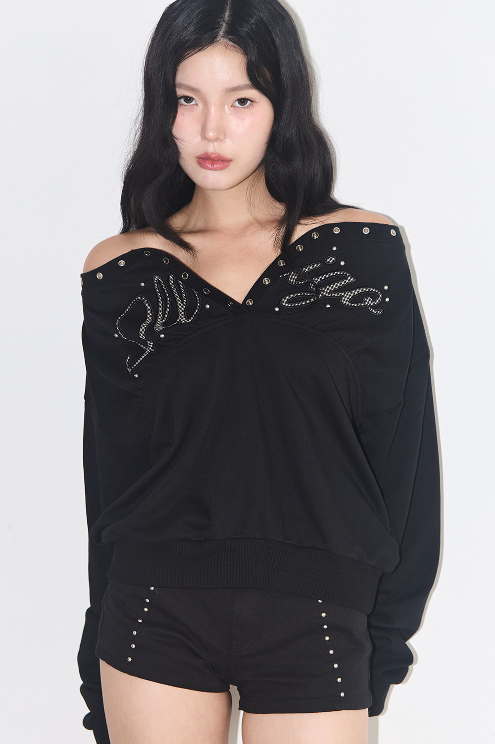 illigo - [Pre-order delivery on 10/02] Button eyelet off-shoulder man-to-man black