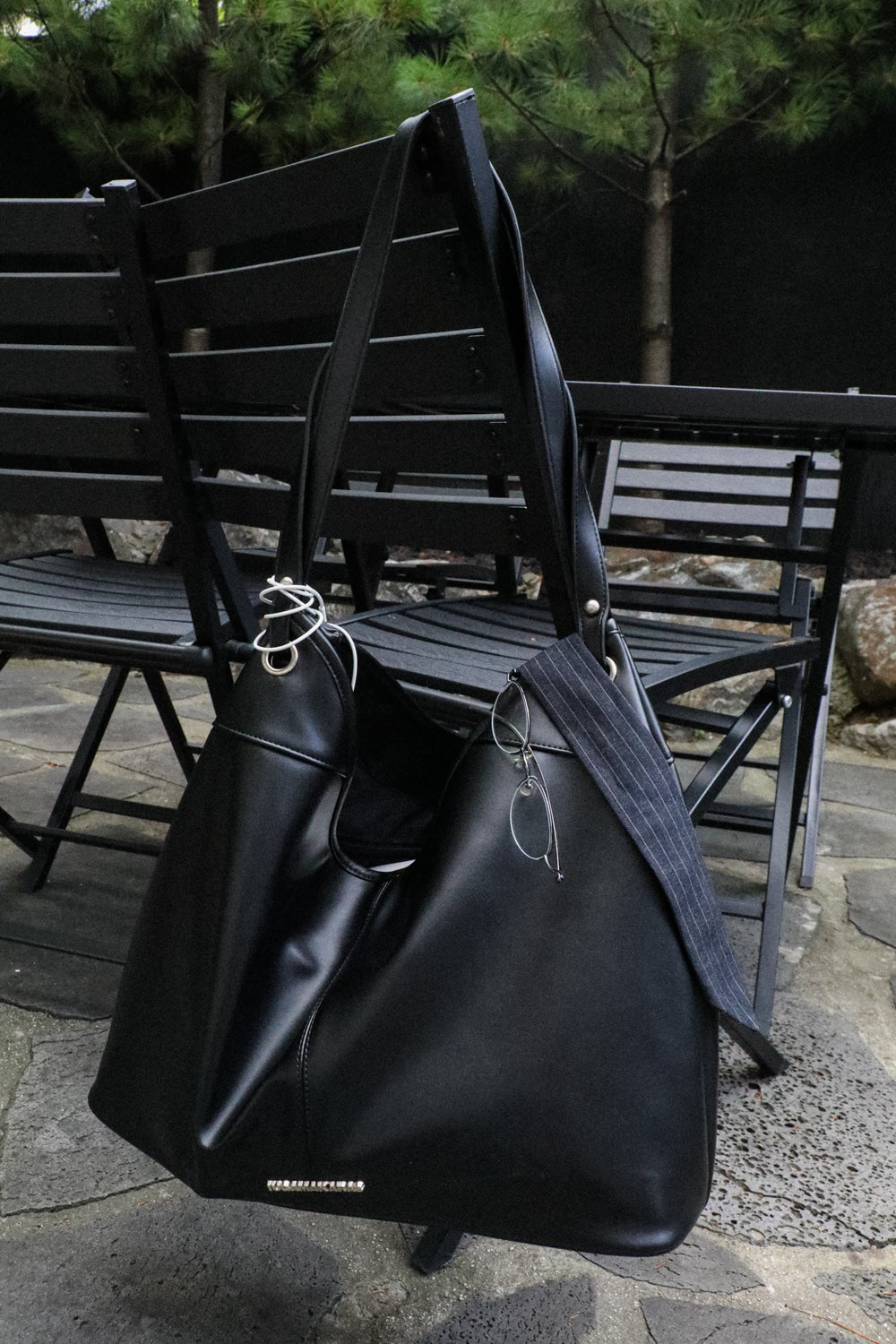 IUGA - Essential Hobo Shoulder Bag (Black)