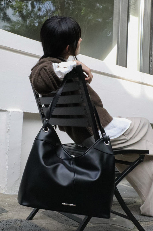 IUGA - Essential Hobo Shoulder Bag (Black)