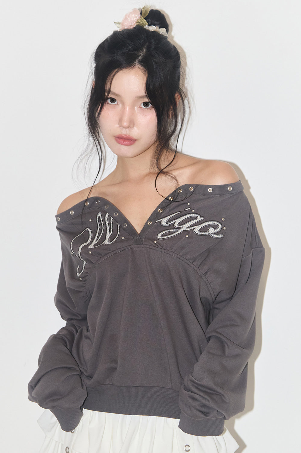 illigo - [Pre-order delivery on 10/02] Button eyelet off-shoulder man-to-man charcoal
