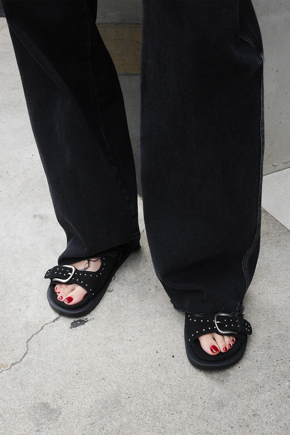 khiho - DUOLY BUCKLE SLIDE / BLACK